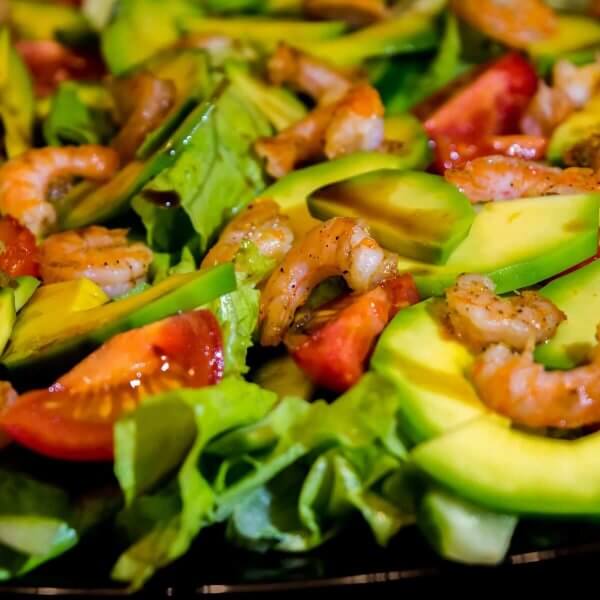 Salad with avocado and shrimps
